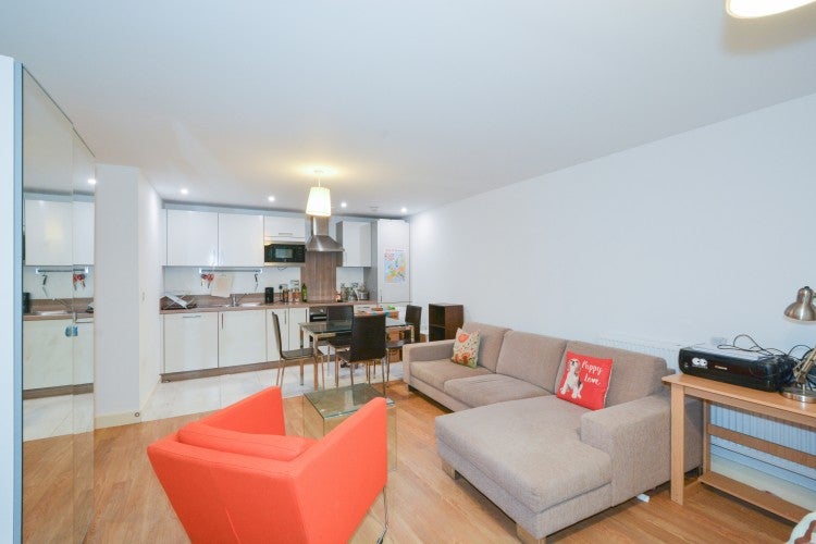 Flat Surrey Quays Road in Greater London