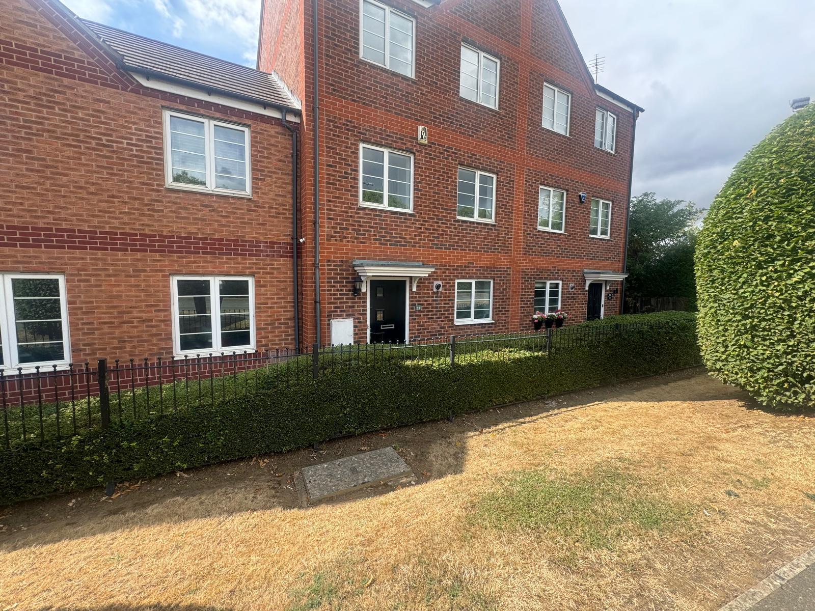 Flat Turners Court in Wootton