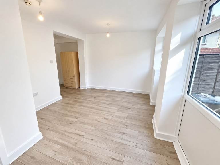 Flat Waterdale Road in Greater London