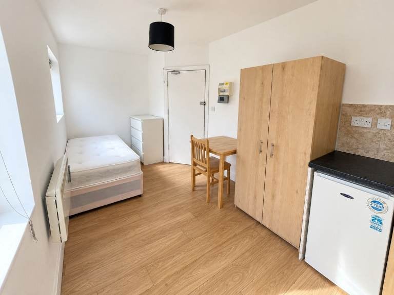 Flat Waterdale Road in Greater London