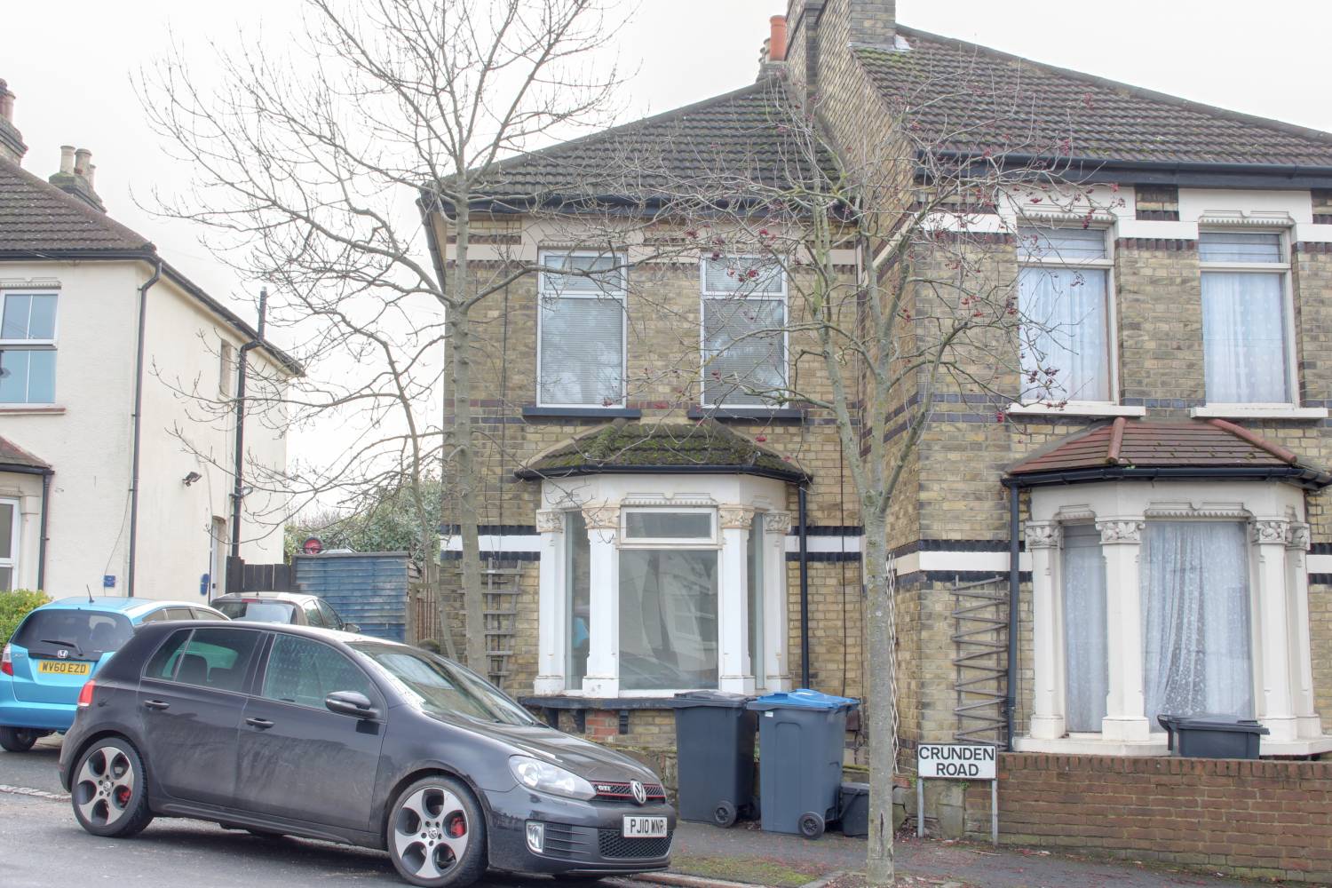 Flat Crunden Road in Greater London