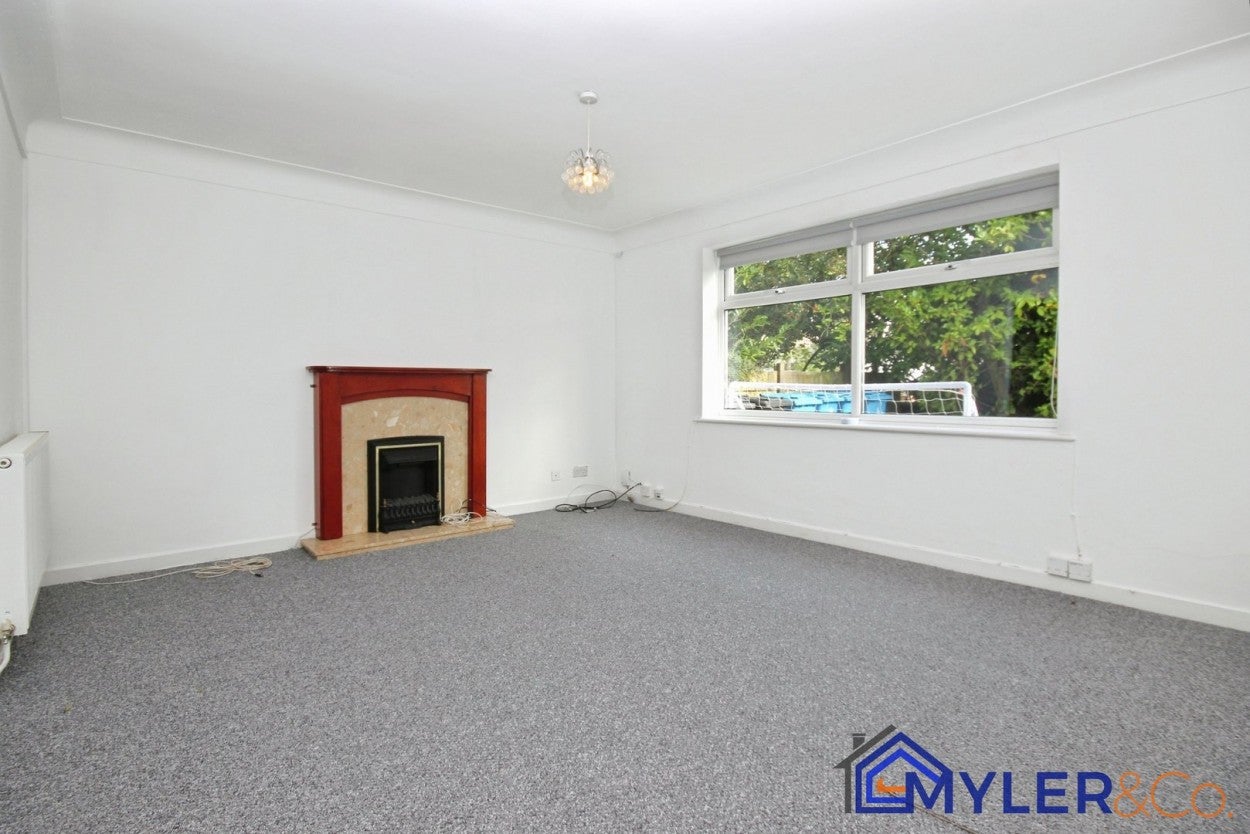 Flat Woodland Avenue in Widnes