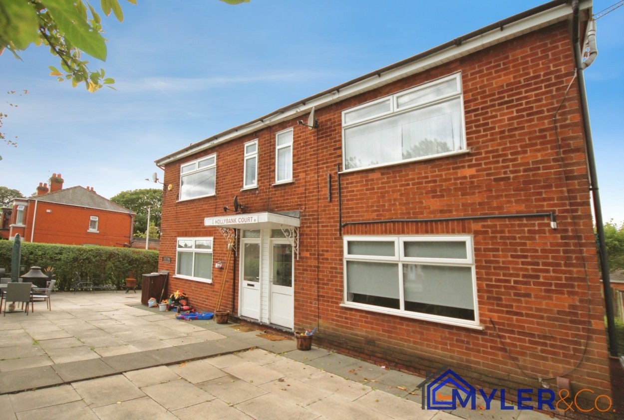 Flat Woodland Avenue in Widnes