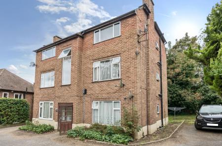 Flat Sandford Court in Rushmoor