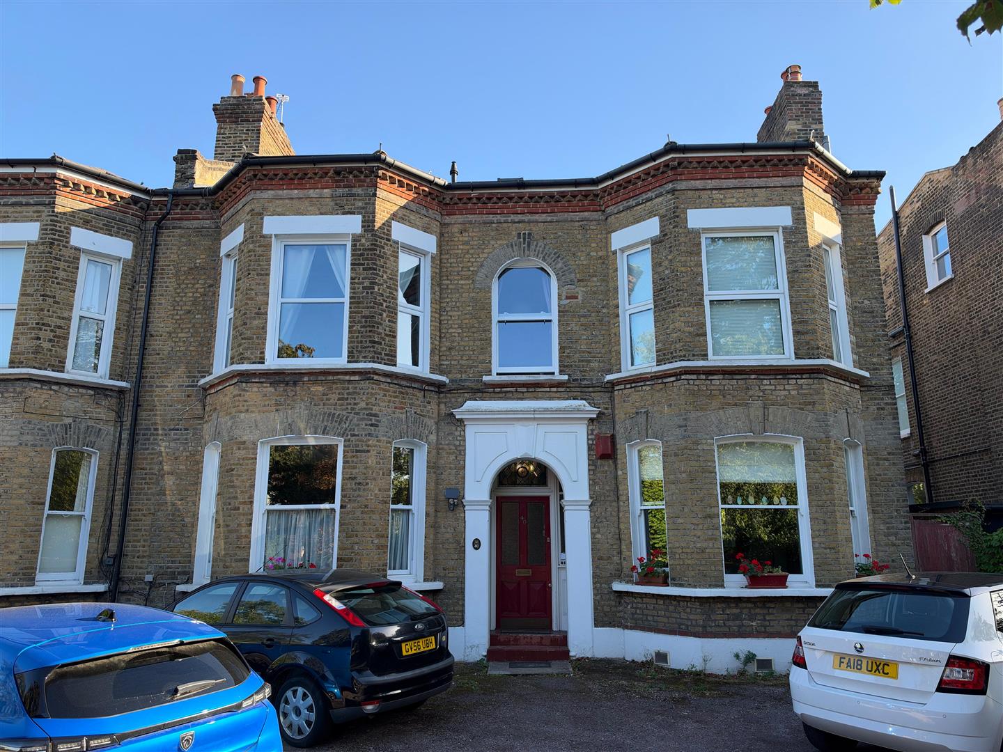 Flat Chestnut Road in Greater London