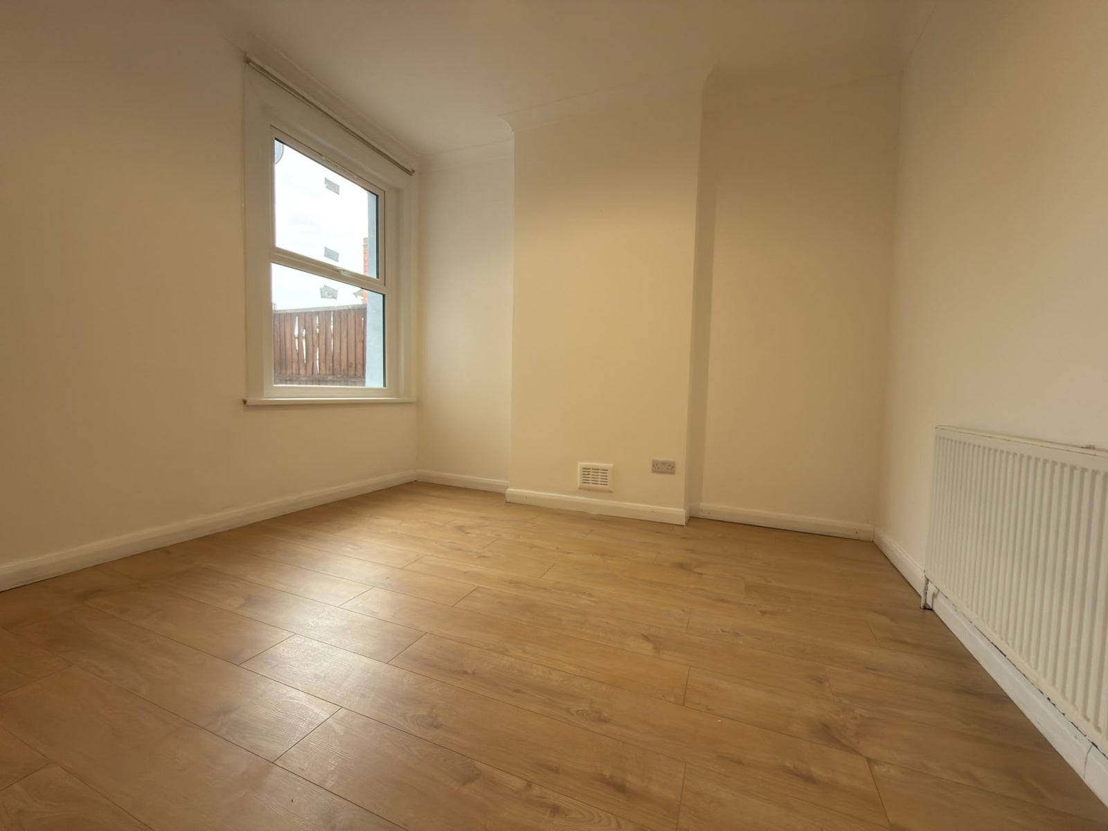 Flat Maybank Road in Greater London