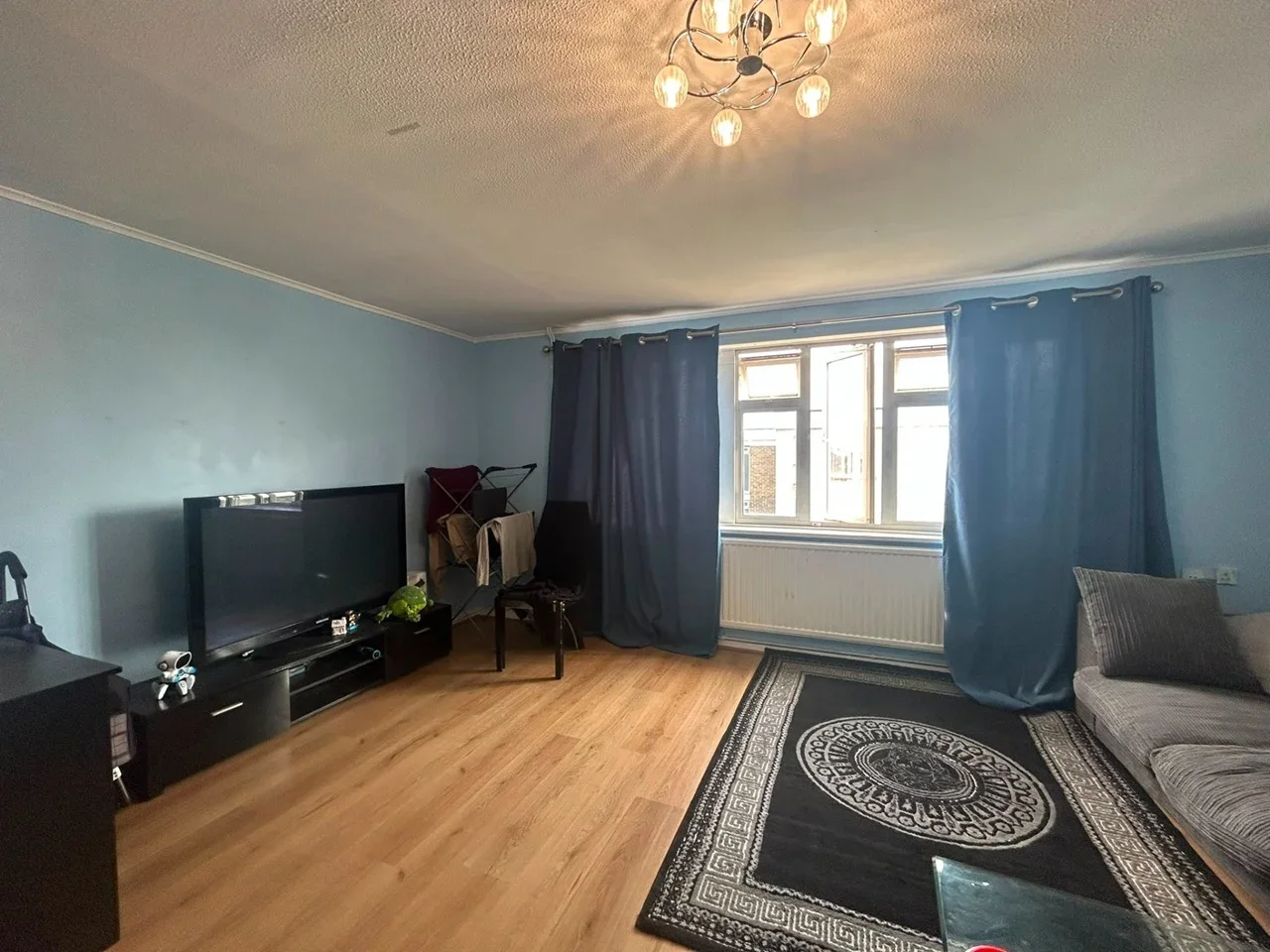 Flat Convent Way in Greater London