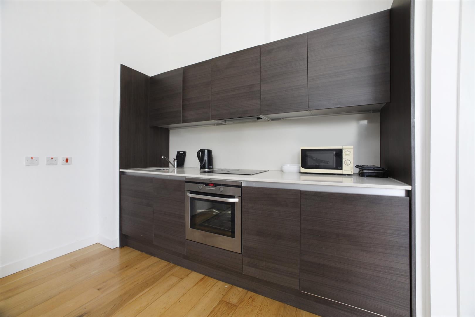 Flat Crampton Street in Greater London