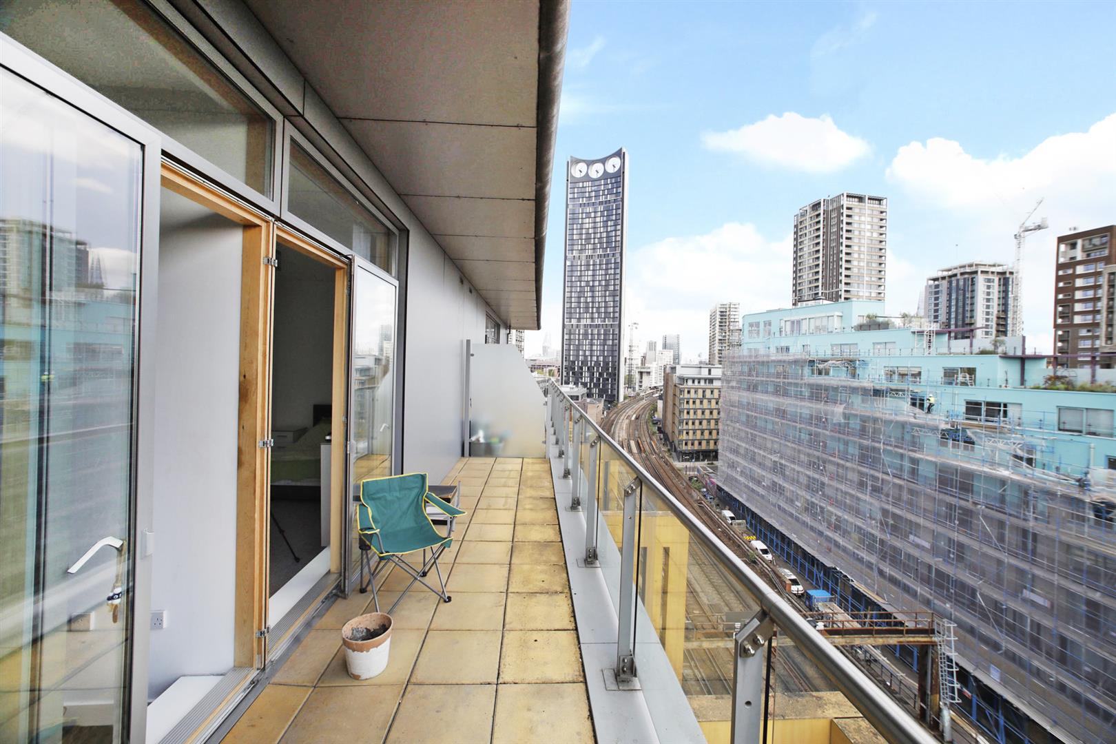 Flat Crampton Street in Greater London