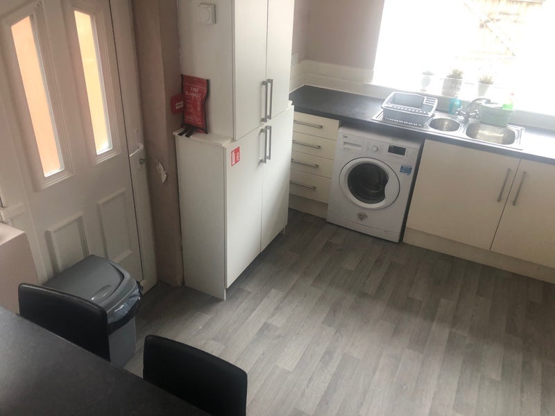 Room Seedley Park Road in Salford