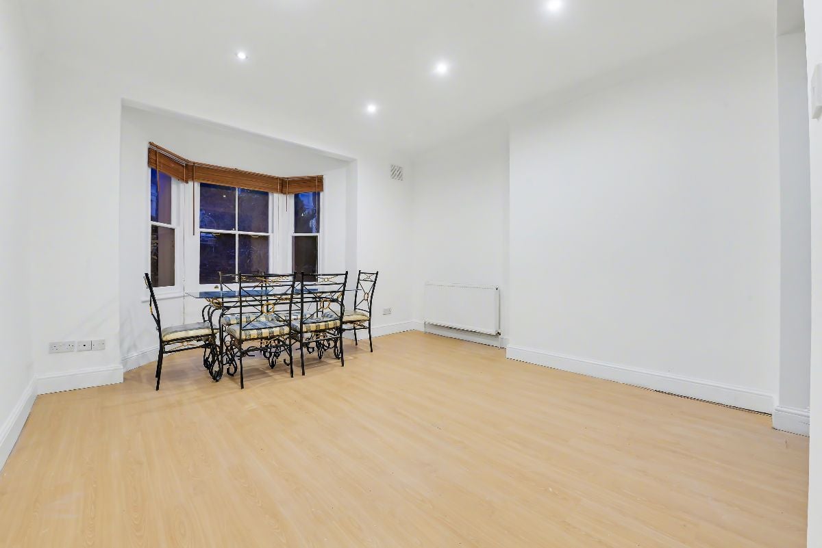 Flat Caversham Road in Greater London