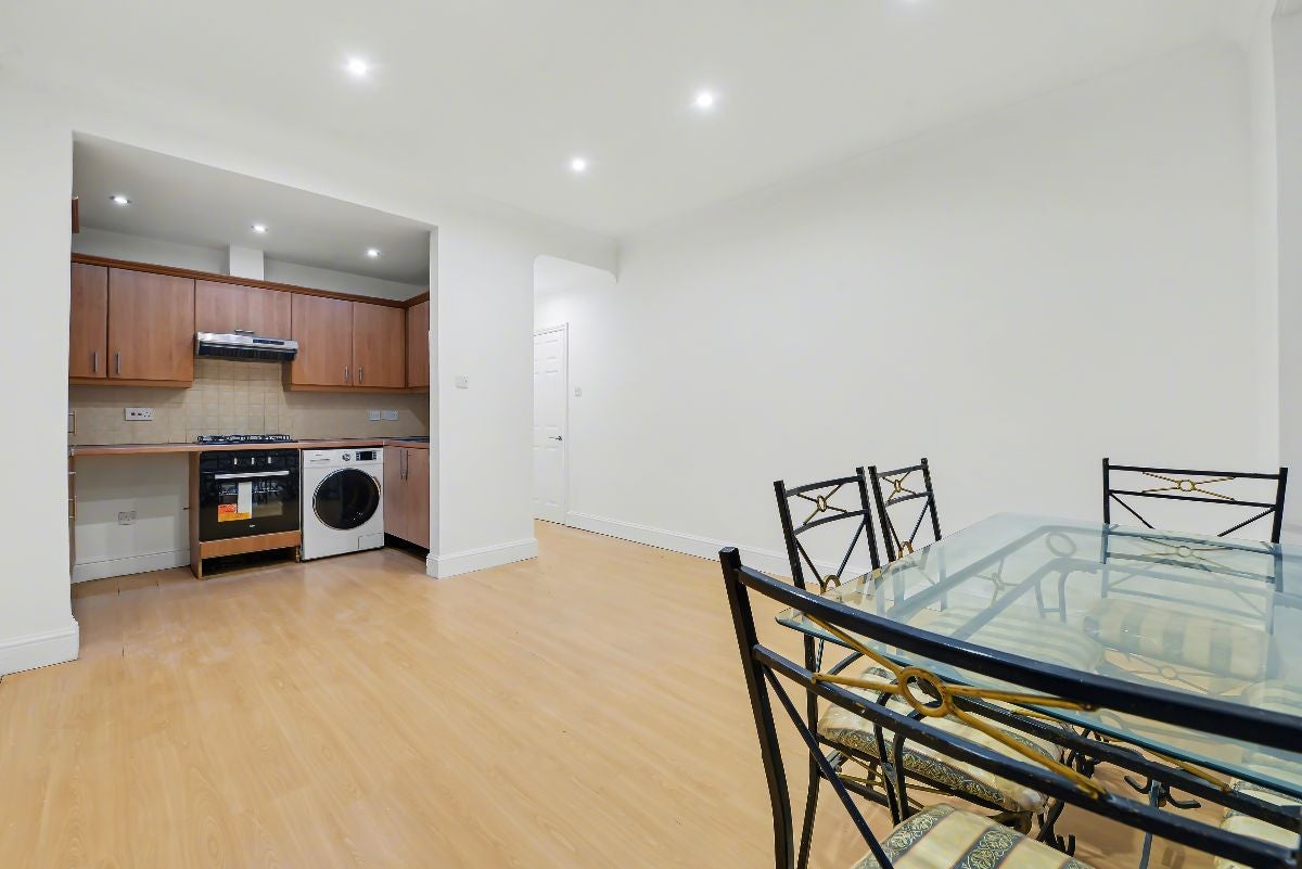 Flat Caversham Road in Greater London