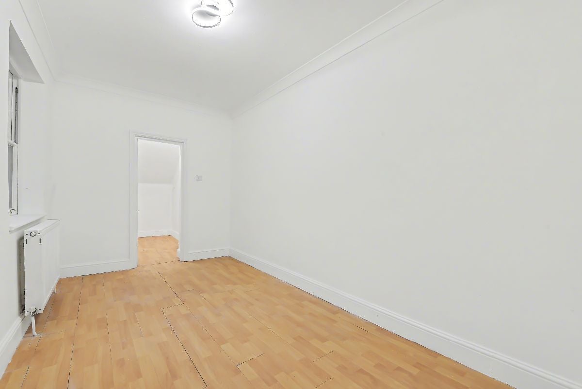 Flat Caversham Road in Greater London