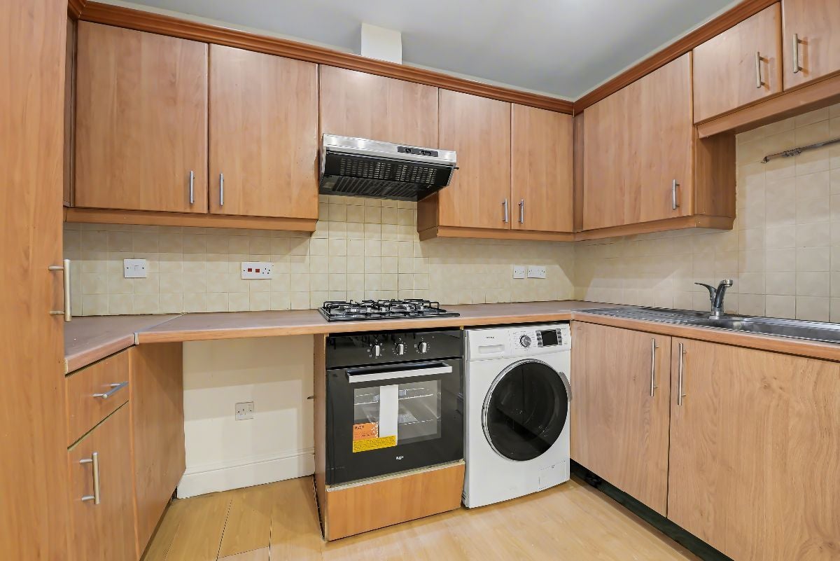 Flat Caversham Road in Greater London