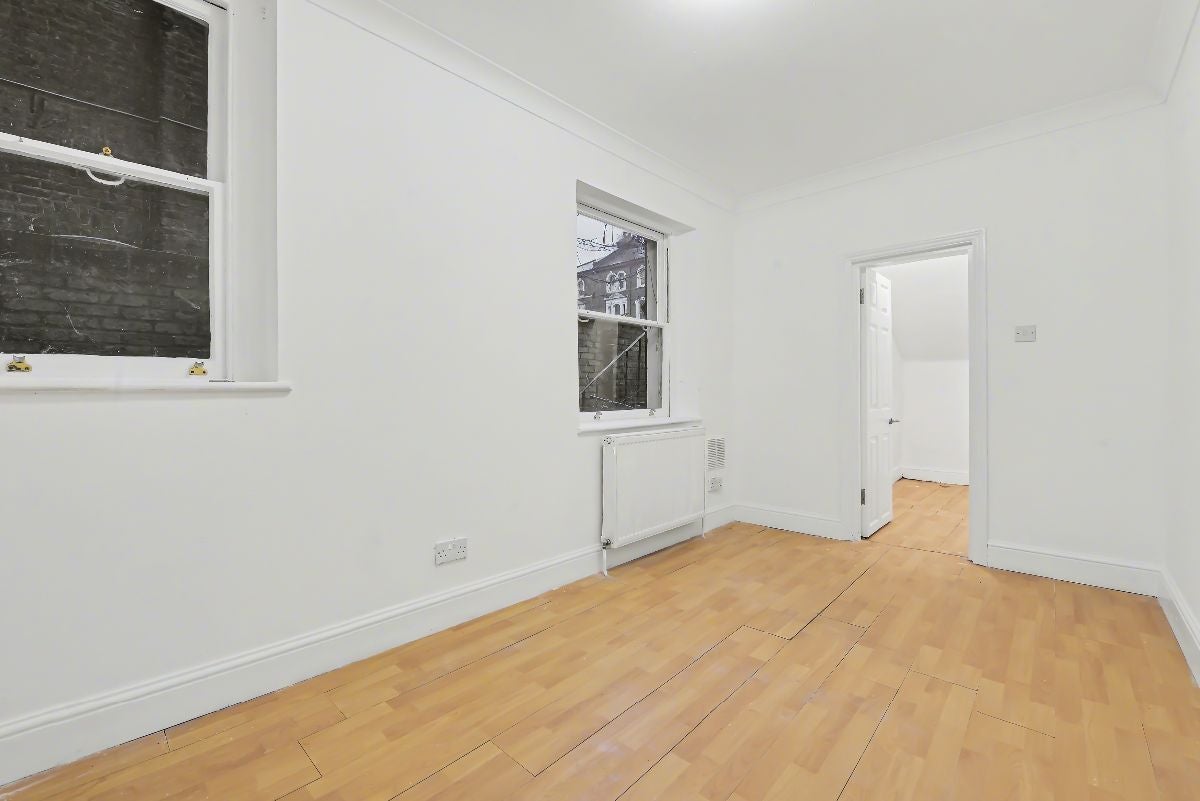 Flat Caversham Road in Greater London