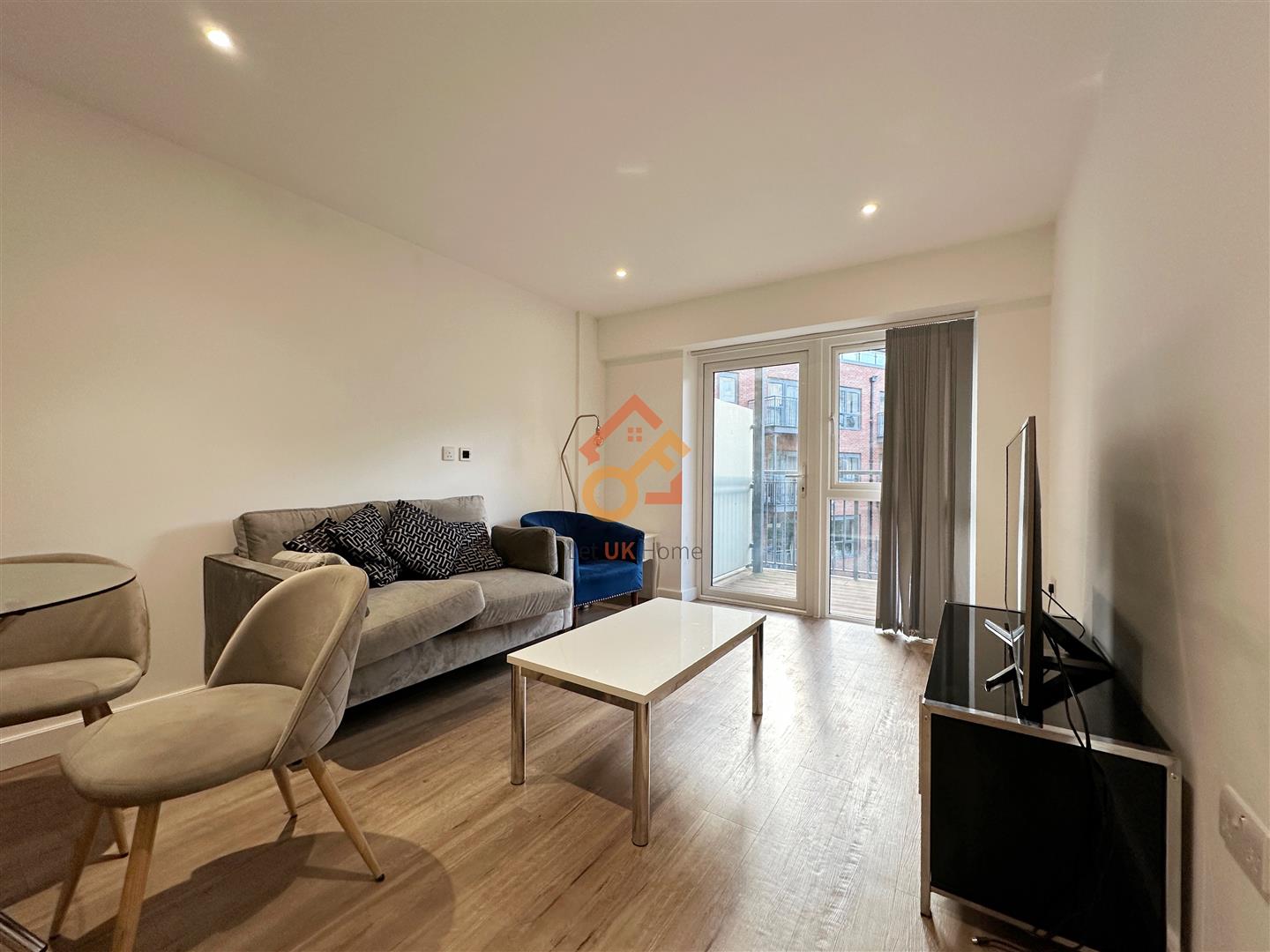 Flat Caversham Road in Greater London