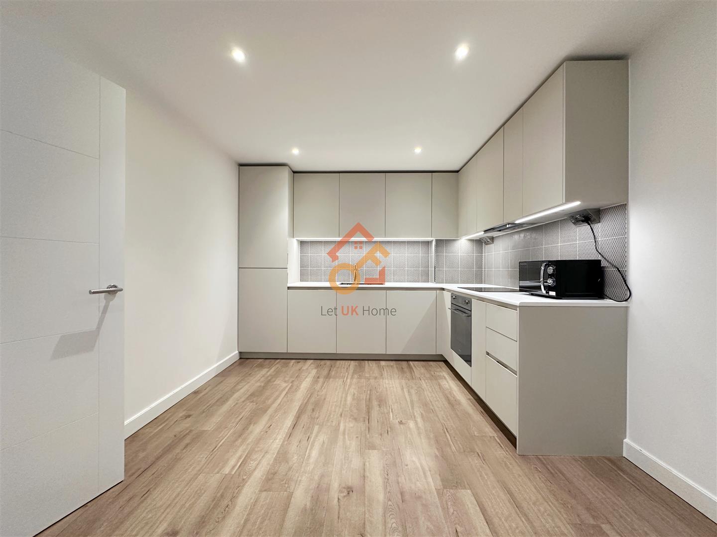 Flat Caversham Road in Greater London