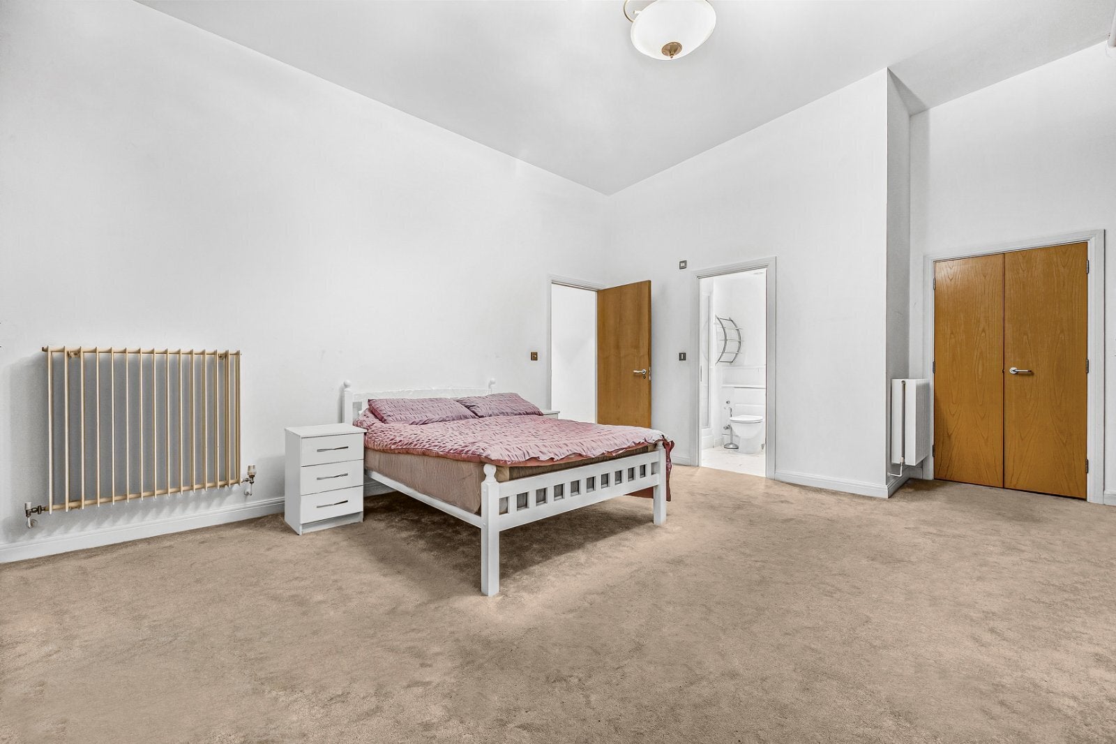 Flat Hanover Avenue in Greater London