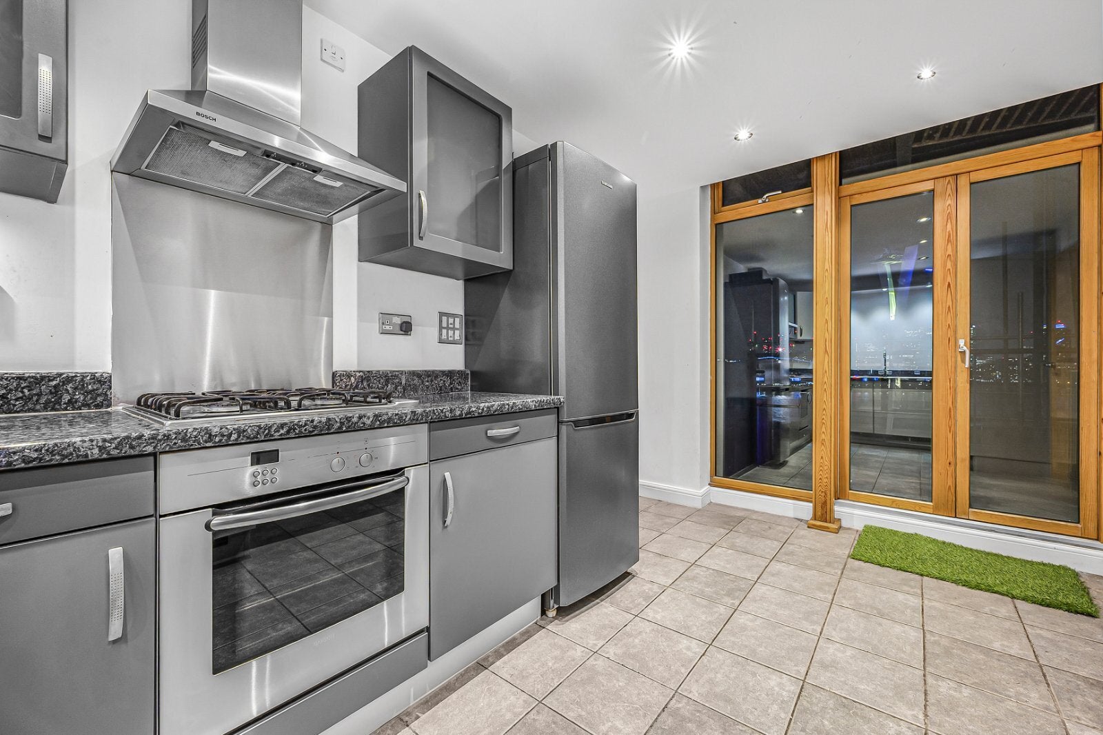 Flat Hanover Avenue in Greater London