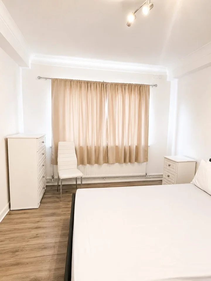 Room Hendon Way in Greater London