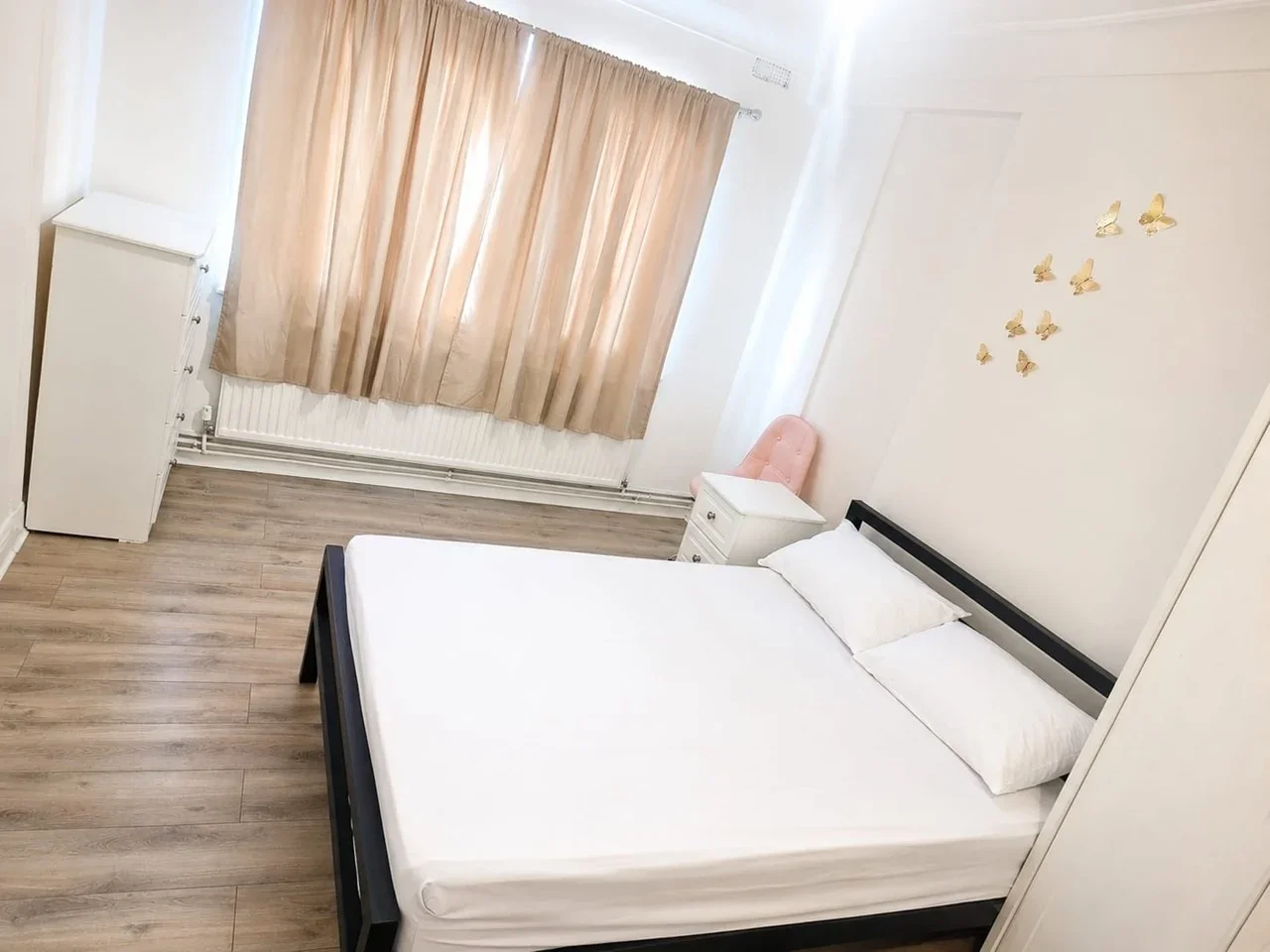 Room Hendon Way in Greater London