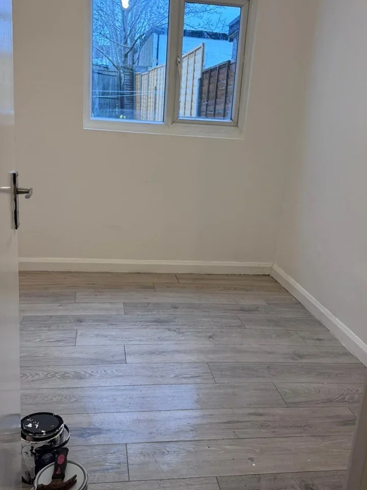 Flat Lister Gardens in Greater London