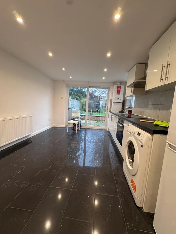 Flat Lister Gardens in Greater London