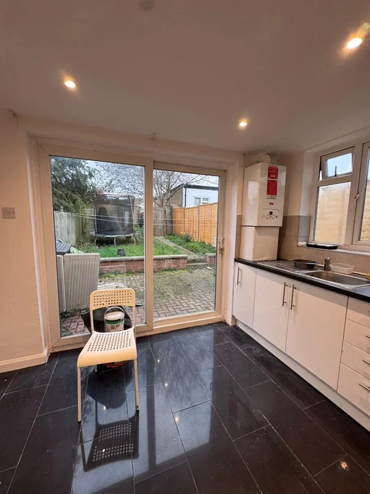 Flat Lister Gardens in Greater London