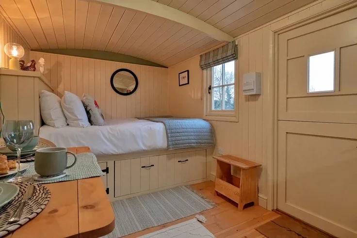Room Clarendon Road in Farthinghoe