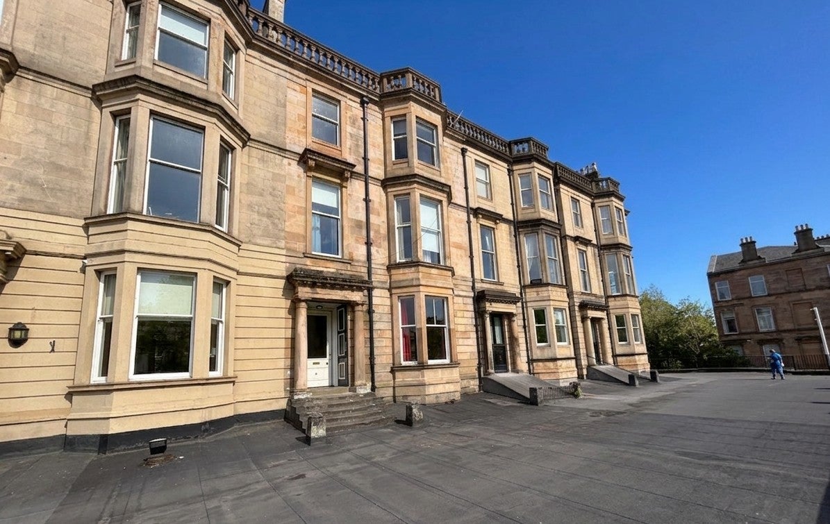 Flat Alfred Terrace in Glasgow