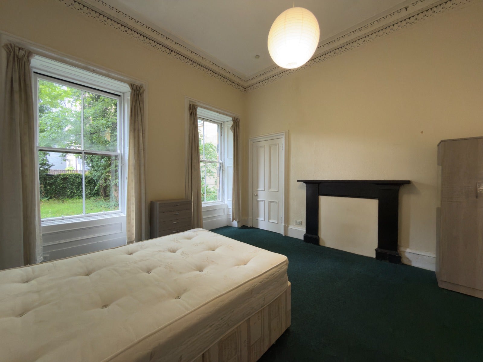 Flat Alfred Terrace in Glasgow