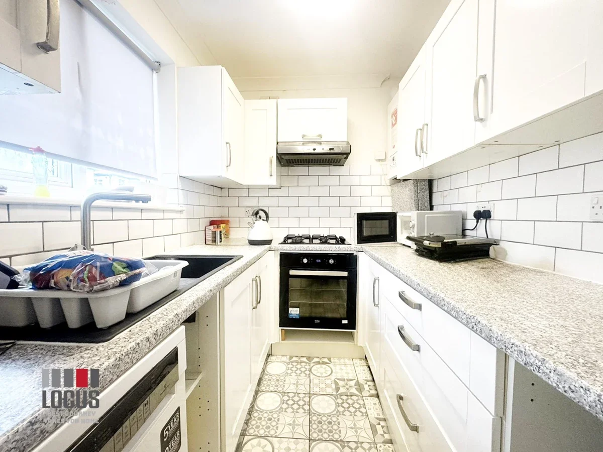 Flat Chalford Walk in Greater London