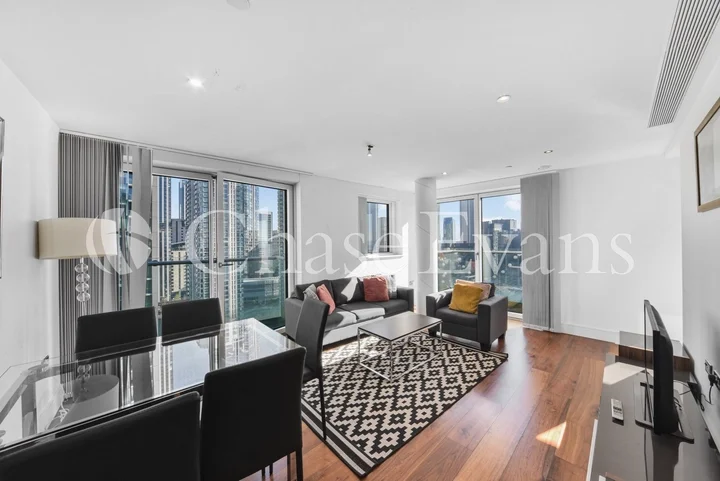 Flat Lincoln Plaza in Greater London
