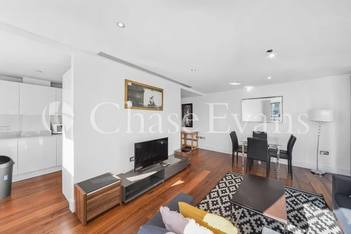 Flat Lincoln Plaza in Greater London