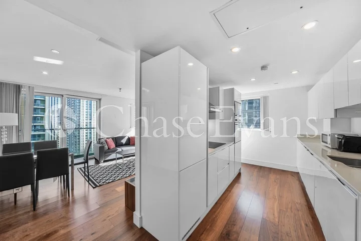 Flat Lincoln Plaza in Greater London