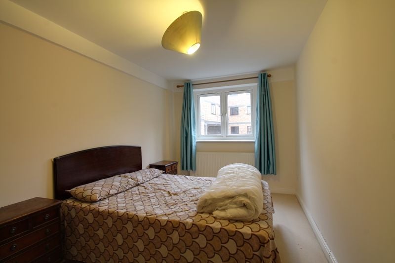 Flat Tennis Street in Greater London