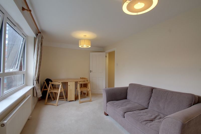 Flat Tennis Street in Greater London