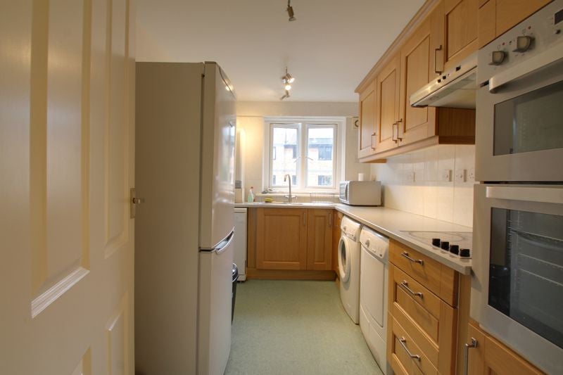 Flat Tennis Street in Greater London
