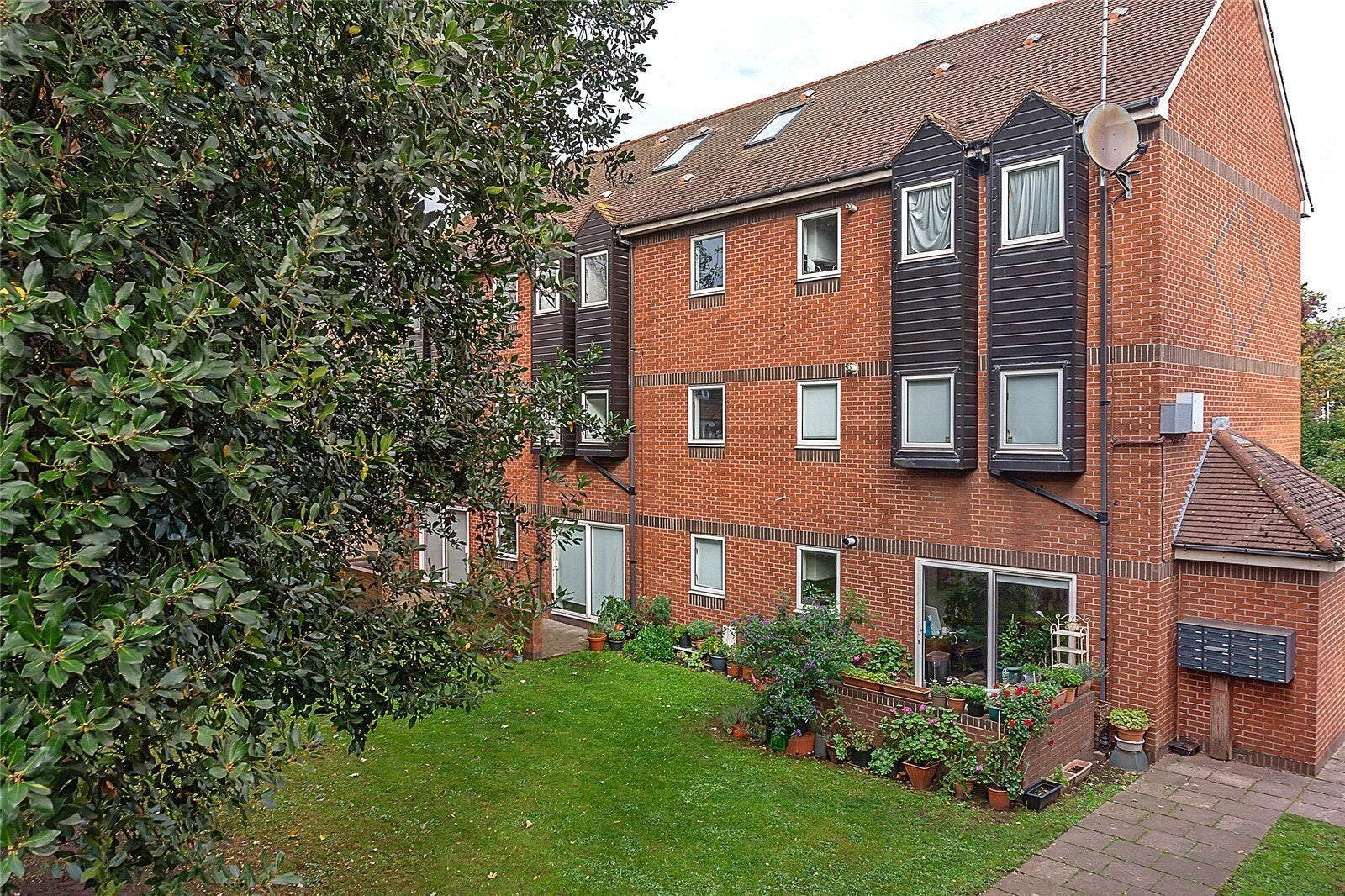 Flat Cedars Road in Greater London