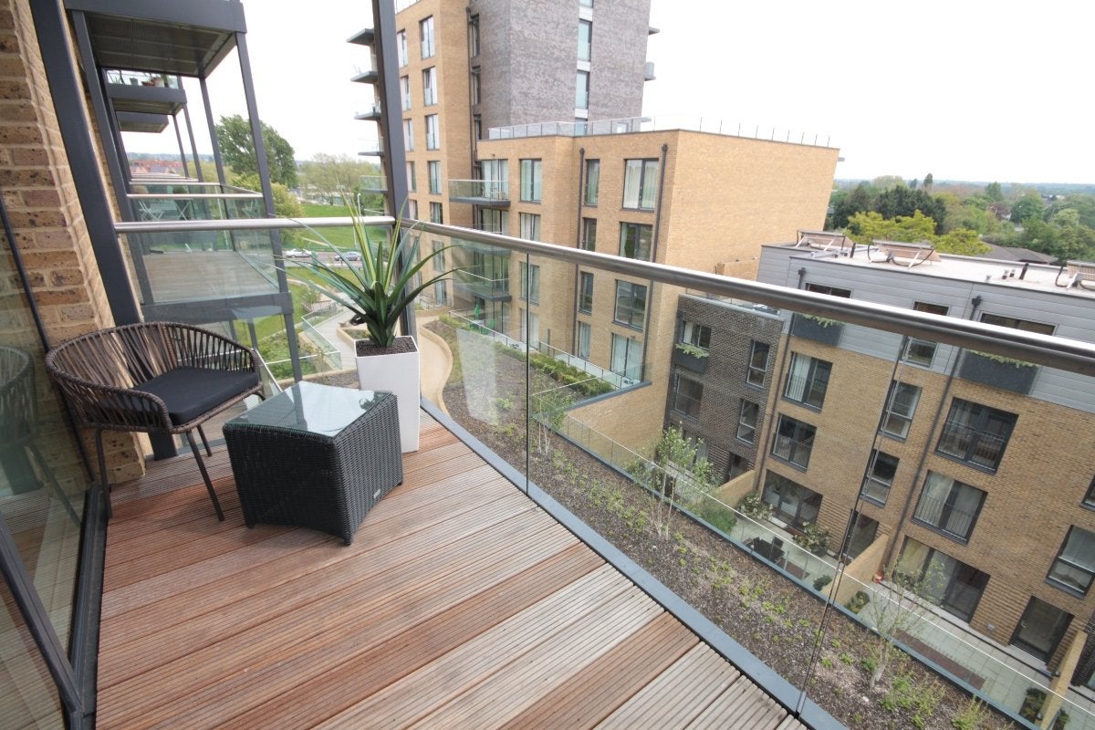 Flat Weigall Road in Greater London