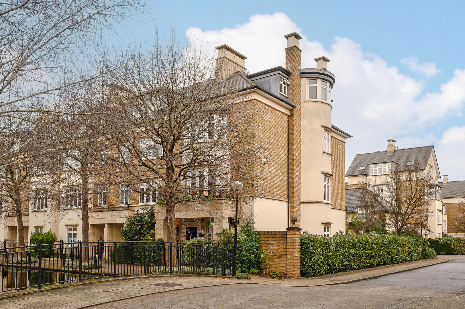 House Melliss Avenue in Greater London