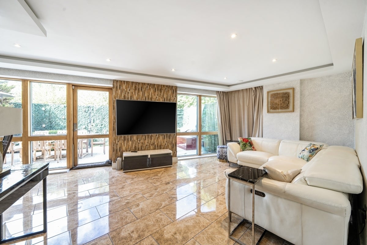 Flat Hansel Road in Greater London