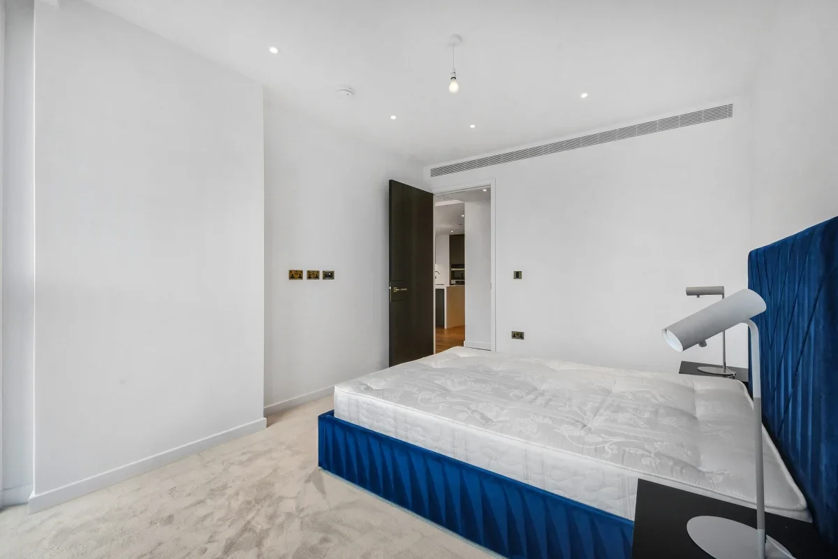 Flat Carnation Way in Greater London