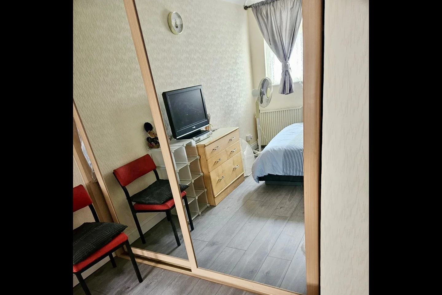 Room Kennedy Avenue in Greater London