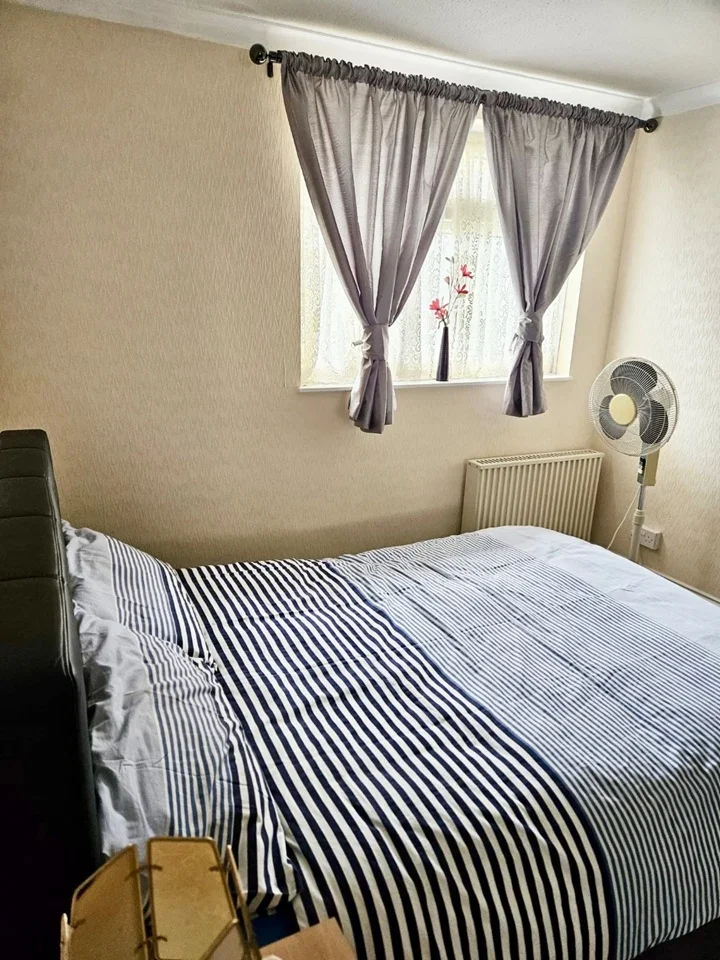 Room Kennedy Avenue in Greater London
