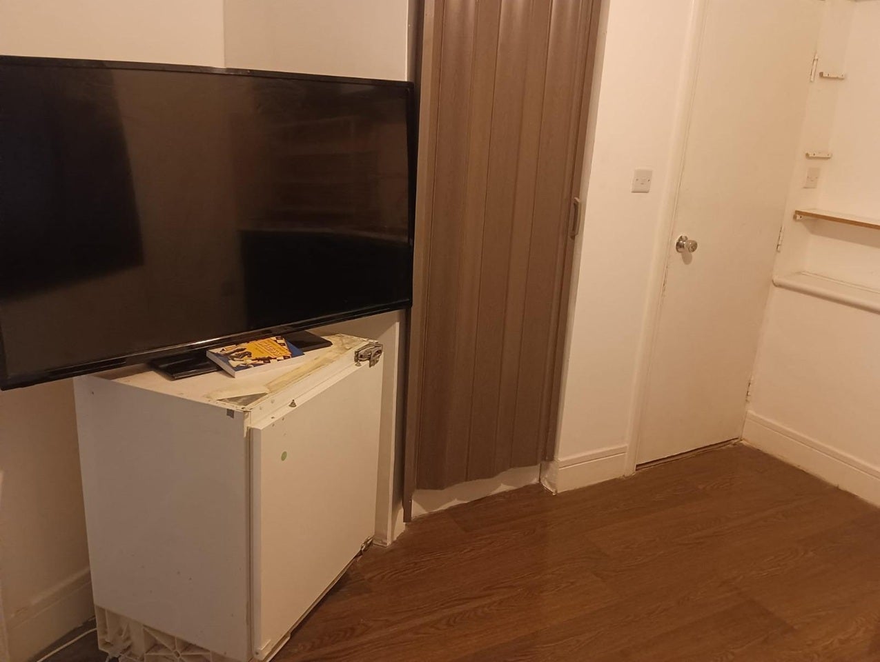 Room Eton Avenue in Greater London