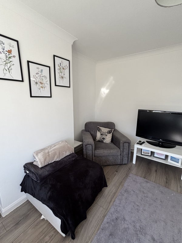 Room Queenshill Road in Bristol