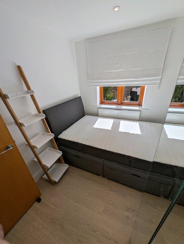 Room East Hill in Greater London