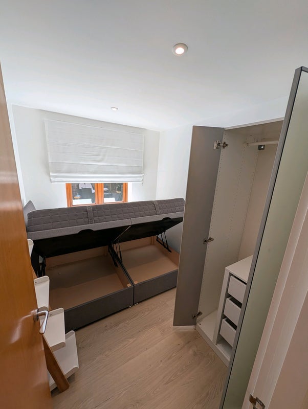 Room East Hill in Greater London
