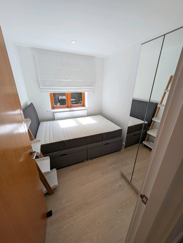 Room East Hill in Greater London
